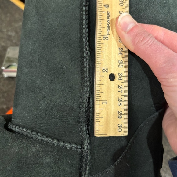 Ugg classic short black boot. Size 9 - Picture 7 of 7